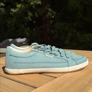 NWOT: Taos Footwear Aqua Blue Low-Top Lace-Up Sneakers